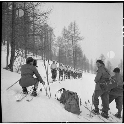 Plan général d'une section d'éclaireurs-skieurs prête à partir en mission de reconnaissance.