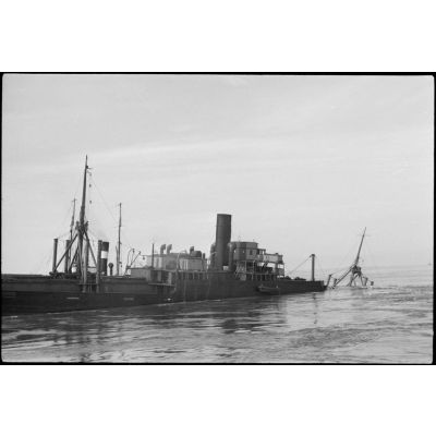 Un navire non identifié coule sous les yeux d'autres marins allemands.