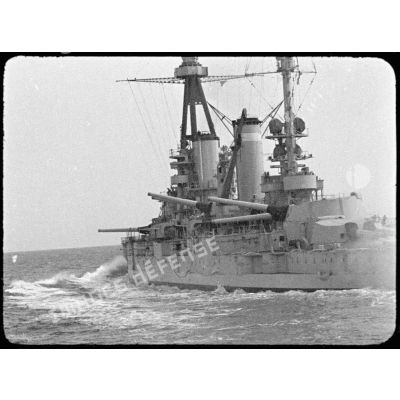 Le croiseur (ou cuirassé) Lorraine patrouille en mer Méditerranée.