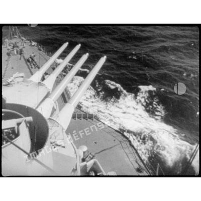 Tourelles doubles de canons de 340 mm sur la plage avant du croiseur Lorraine.