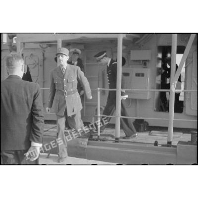 Le général de Gaulle débarque d'un bâtiment de la Marine nationale sur l'Ile de Sein afin de remettre la Croix de la Libération au maire de l'île.