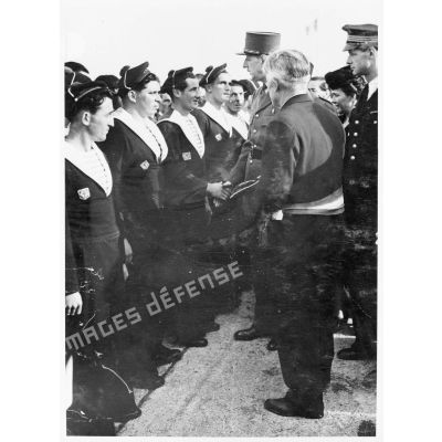Lors de la cérémonie de remise de la Croix de la Libération à l'Ile de Sein, des marins ayant rallié les FNFL (forces navales françaises libres) sont présentés au général de Gaulle.