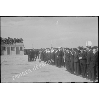 Les Sénans et les marins ayant rallié les FNFL (forces navales françaises libres) sont rassemblés pour la cérmonie de remise de la Croix de la Libération par le général de Gaulle au maire de l'île.