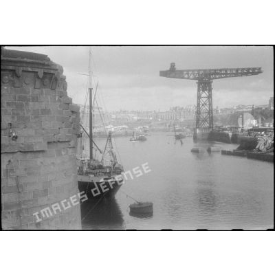 L'arsenal et le port de Brest où le général de Gaulle s'est embarqué pour se rendre sur l'Ile de Sein afin de remettre la Croix de la Libération aux habitants de l'île.