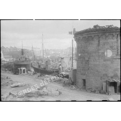 L'arsenal et le port de Brest où le général de Gaulle s'est embarqué pour se rendre sur l'Ile de Sein afin de remettre la Croix de la Libération aux habitants de l'île.
