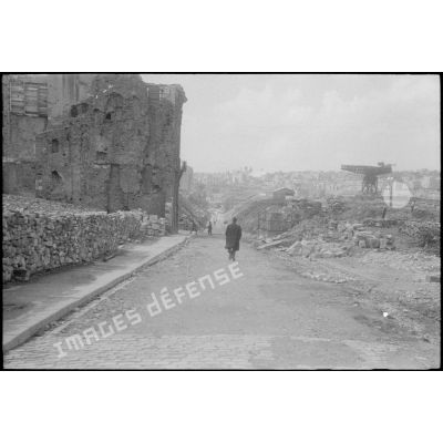 Les ruines de la rue Pasteur, près du port de Brest où le général de Gaulle s'est embarqué pour se rendre sur l'Ile de Sein afin de remettre la Croix de la Libération aux habitants de l'île.