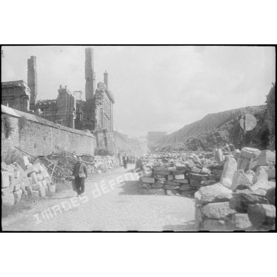 Les ruines de la rue Pasteur, près du port de Brest où le général de Gaulle s'est embarqué pour se rendre sur l'Ile de Sein afin de remettre la Croix de la Libération aux habitants de l'île.