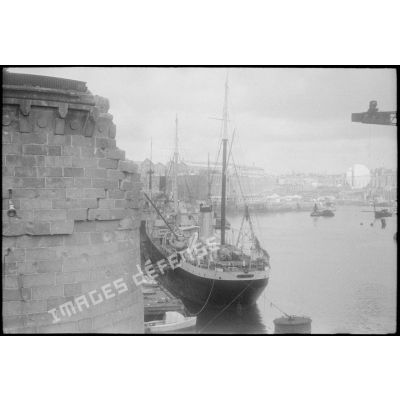 Navire à quai dans le port de Brest où le général de Gaulle s'est embarqué pour se rendre sur l'Ile de Sein afin de remettre la Croix de la Libération aux habitants de l'île.