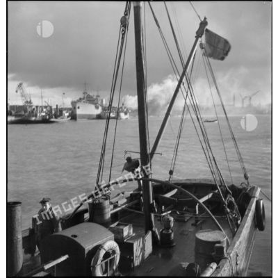 Vue sur le port de Dunkerque depuis un chalutier réquisitionné par la Marine nationale.