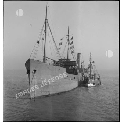 Navire marchand arraisonné par un chalutier de la Marine nationale dans le cadre du blocus contre l'Allemagne.