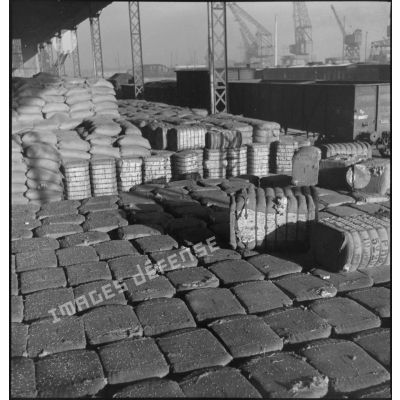 Cargaisons entreposées dans le port de Dunkerque, probablement saisies à bord de navires marchands neutres dans le cadre du blocus contre l'Allemagne.