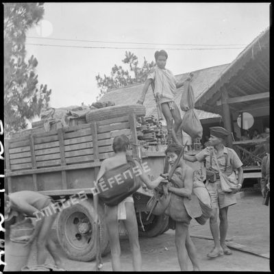 Déchargement d'un camion assurant le transport de fusils destinés aux partisans Rhé au poste de Dak To.