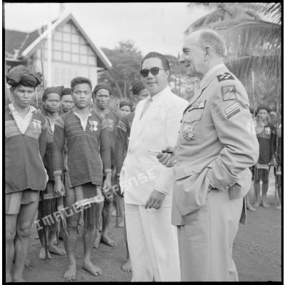 Le général de Lattre de Tassigny, haut-commissaire de France et commandant en chef en Indochine et Bao Daï, chef de l'État du Vietnam, rencontre un groupe de la garde montagnarde.