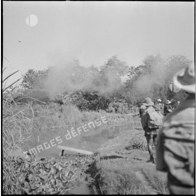 Paillotes Vietminh incendiées au cours de la progression des troupes lors de l'opération Tourbillon 2.