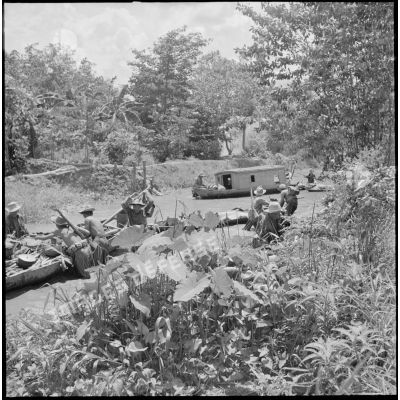 Des tirailleurs du 43e régiment d’infanterie colonial (43e RIC) fouillant un rach courent vers les sampans pour prendre leurs armes alors que le Vietminh vient d'ouvrir le feu, lors de l’opération Tourbillon 2.