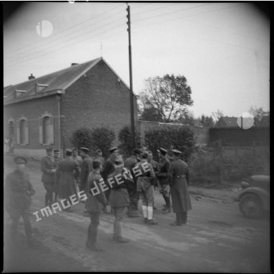 Photographie de groupe de soldats britanniques et français dans une rue.
