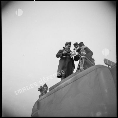 Une équipe de tournage SCA est photographiée en contre-plongée sur le toit d'un camion.