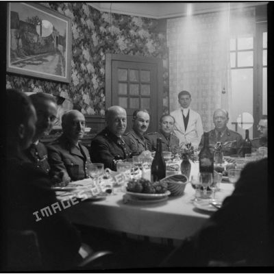 Photographie de groupe d'officiers français de la 1re armée attablés lors d'un repas.