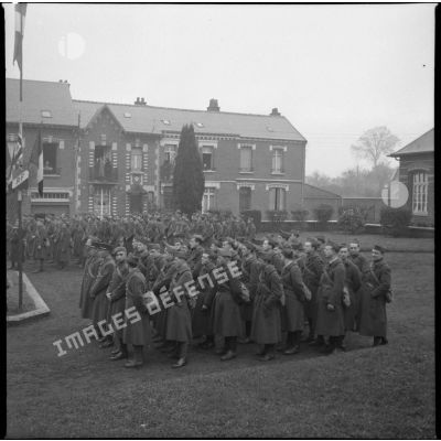 Plan général de soldats de la 1re armée rassemblés près du monument aux morts de Bohain-en-Vermandois.