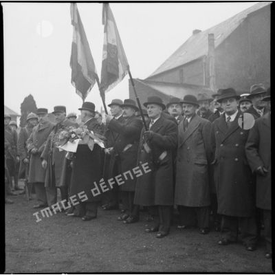 Photographie de groupe d'anciens combattants lors d'une cérémonie au monument aux morts de Bohain-en-Vermandois.