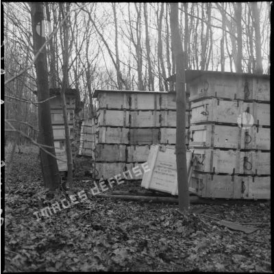 Plan moyen de caisses de munitions stockées dans un bois près du village d'Audigny.