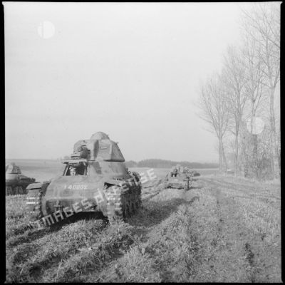 Un char léger Hotchkiss M35 H du 4e Cuirassiers ou 18e RD est photographié en plan général de trois quarts avant.