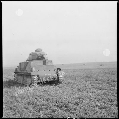 Un AMC Somua S-35 (immatriculé M 835) du 4e cuirassiers ou du18e régiment de dragons (RD) progresse en terrain découvert.