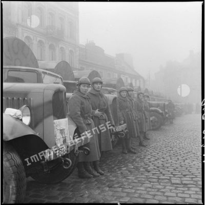 Rassemblement d'une unité du train. Des soldats se tiennent devant des camions Citroën Type 45.