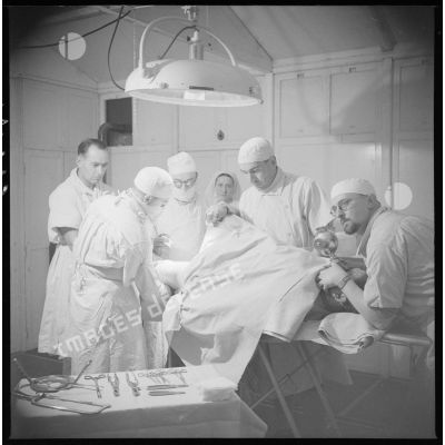 Une opération chirurgicale s'effectue dans une salle d'opération de l'hôpital.