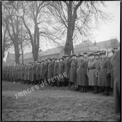 Photographie de groupe d'officiers alignés qui attendent l'arrivée du général de la Laurencie.