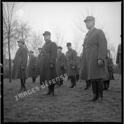 Photographie de groupe d'officiers généraux qui attendent l'arrivée du général de la Laurencie.