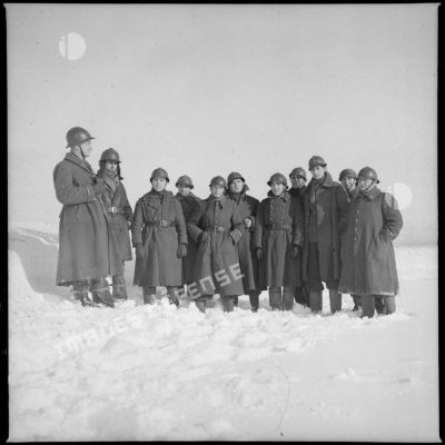Dans la neige, photographie de groupe d'une équipe de pièce du 404e RAAA.
