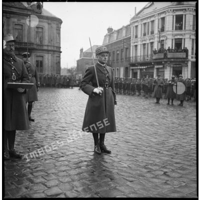 Le général Prioux est photographié en pied lors d'une cérémonie militaire.