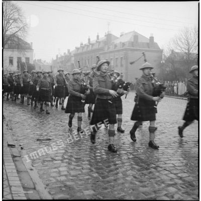 Lors d'une cérémonie militaire des troupes écossaises de la BEF défilent.