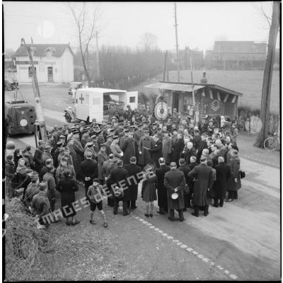 Plan général de la cérémonie de don d'une ambulance offerte par les mineurs belges de Borinage au service de santé à la frontière franco-belge.