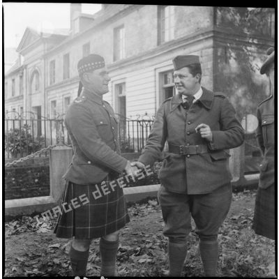 Photographie de groupe d'un soldat écossais du Seaforth Highlanders et d'un soldat français de la 1re armée.