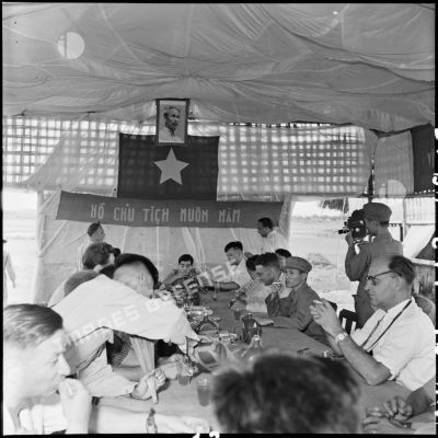 Lors de la conférence de Trung Gia, correspondants de presse occidentaux, reporters de guerre de l'armée française et du Viêt-minh se retrouvent dans une salle de repos ornée d'attributs Viêt-minh.