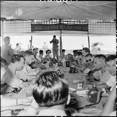 Correspondants de presse occidentaux, reporters de guerre de l'armée française et du Viêt-minh se retrouvent dans une salle de repos lors de la conférence de Trung Gia.