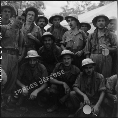 Groupe de légionnaires du 2e bataillon du 3e REI (régiment étranger d'infanterie) lors de leur libération à Viet Tri.