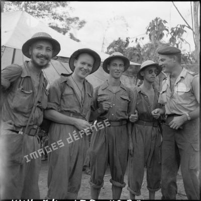 Groupe de parachutistes lors de leur libération à Viet Tri.