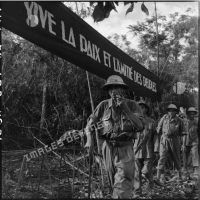 Libération du lieutenant-colonel Charton lors d'un échange de prisonniers à Viet Tri.