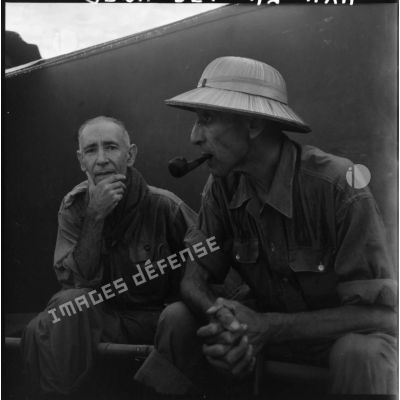 Les lieutenants-colonels Le Page et Charton à bord d'un LCM (landing craft material) après leur libération à Viet Tri.