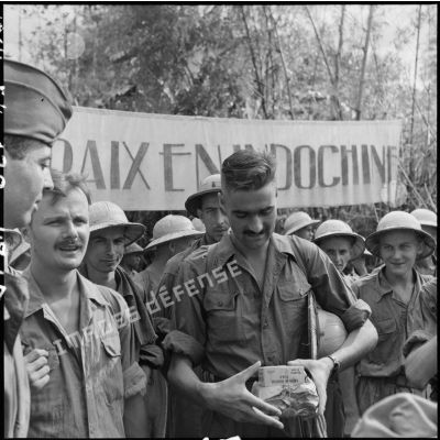Libération à Viet Tri de prisonniers, parmi lesquels les reporters du service presse information (SPI) Pierre Schoendoerffer et Daniel Camus, faits prisonniers à Diên Biên Phu le 8 mai 1954.