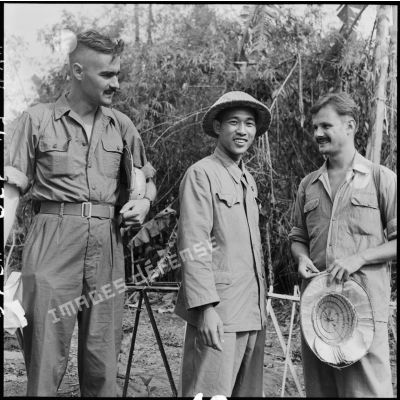 Libération à Viet Tri des reporters du SPI (Service presse information) Pierre schoendoerffer et Daniel Camus, faits prisonniers à Diên Biên Phu le 8 mai 1954. Ils sont ici en compagnie d'un reporter de l'Armée populaire vietnamienne qui les accompagnait.