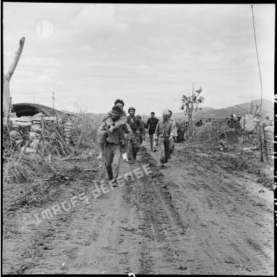 Des soldats du Viêt-minh blessés et faits prisonniers lors d'une reconnaissance arrivent à l'un des points d'appui du camp retranché de Diên Biên Phu.