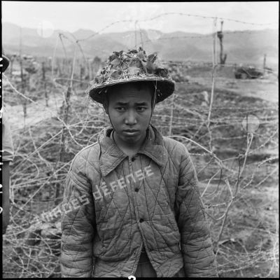 Un soldat du Viêt-minh fait prisonnier lors d'une reconnaissance au sud de Diên Biên Phu.