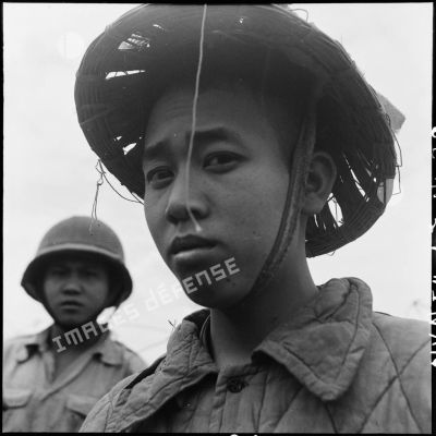 Portrait d'un soldat Viêt-minh, fait prisonnier lors de l'ouverture de la route au sud de Diên Biên Phu, tracée pour rejoindre la colline Isabelle.