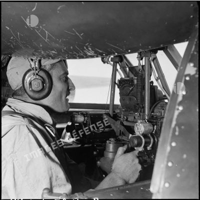 Mitrailleur à son poste à bord d'un avion bombardier Privateer de la flottille 28F.