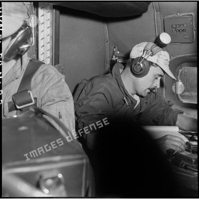 Personnel radio en activité à bord d'un avion bombardier Privateer de la flottille 28F .