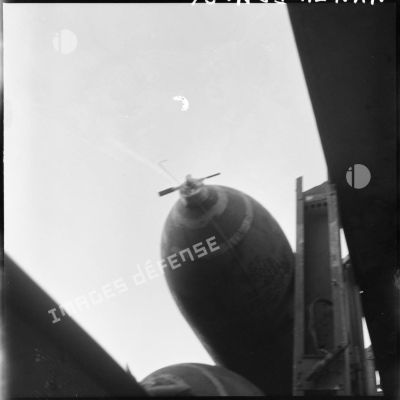 Bombe armant un bombardier Privateer de la flottille 28F.